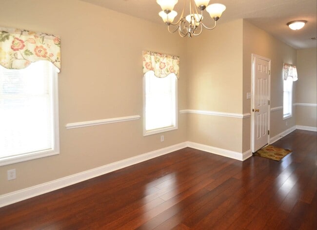 Building Photo - Live in Wyndhurst!