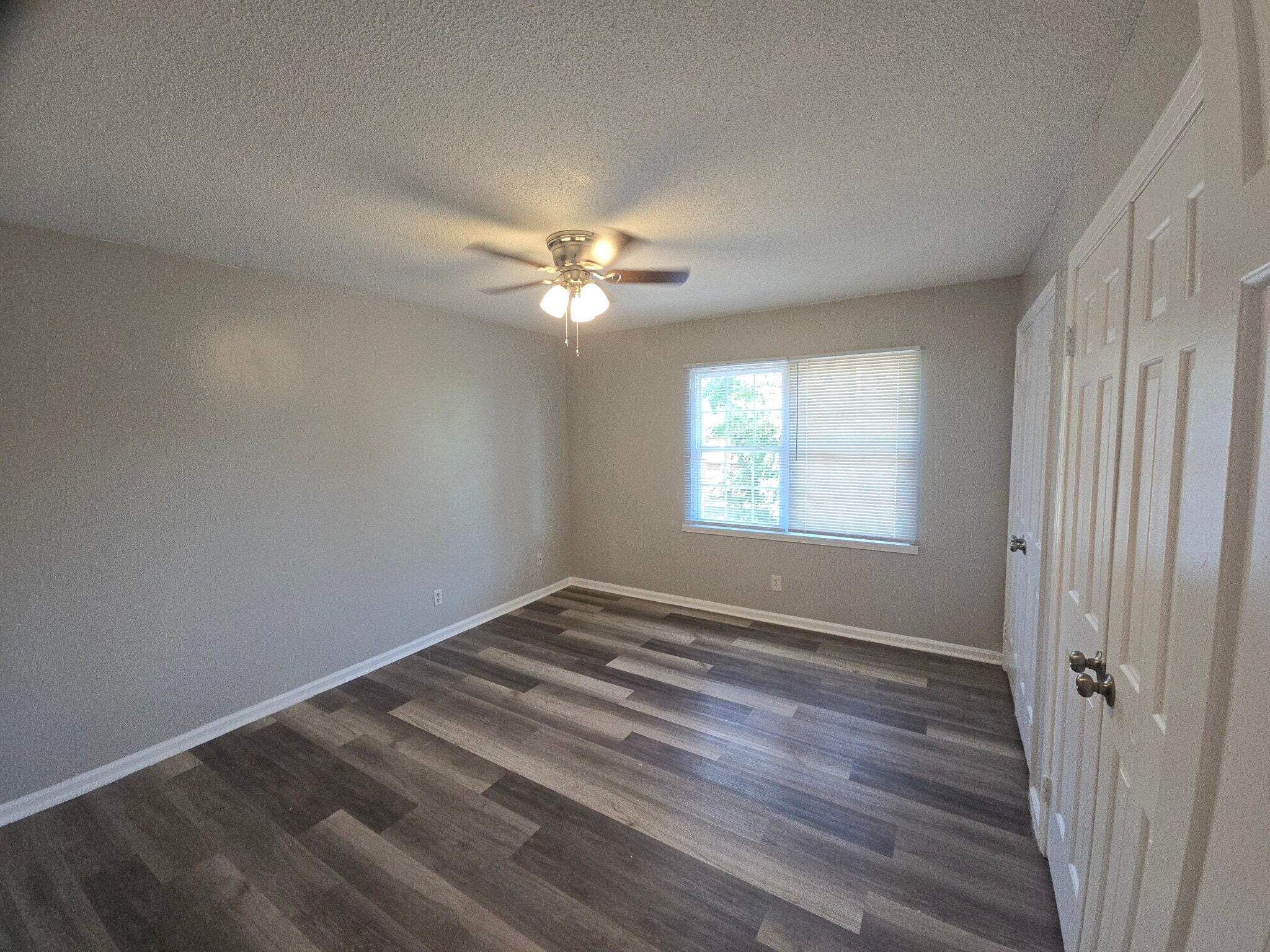 Building Photo - 1307 W Meadowview Rd