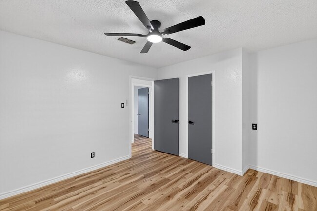 Building Photo - 2821 Metz Dr