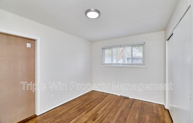 Building Photo - 803 Holiday Ave