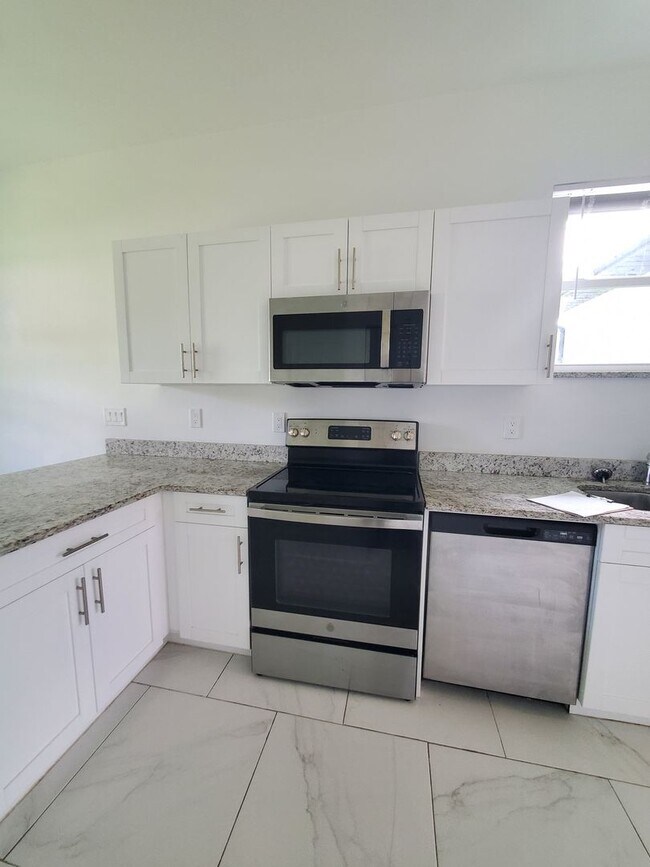 Building Photo - Great Location in Lehigh Acres, 3/2/1 in G...