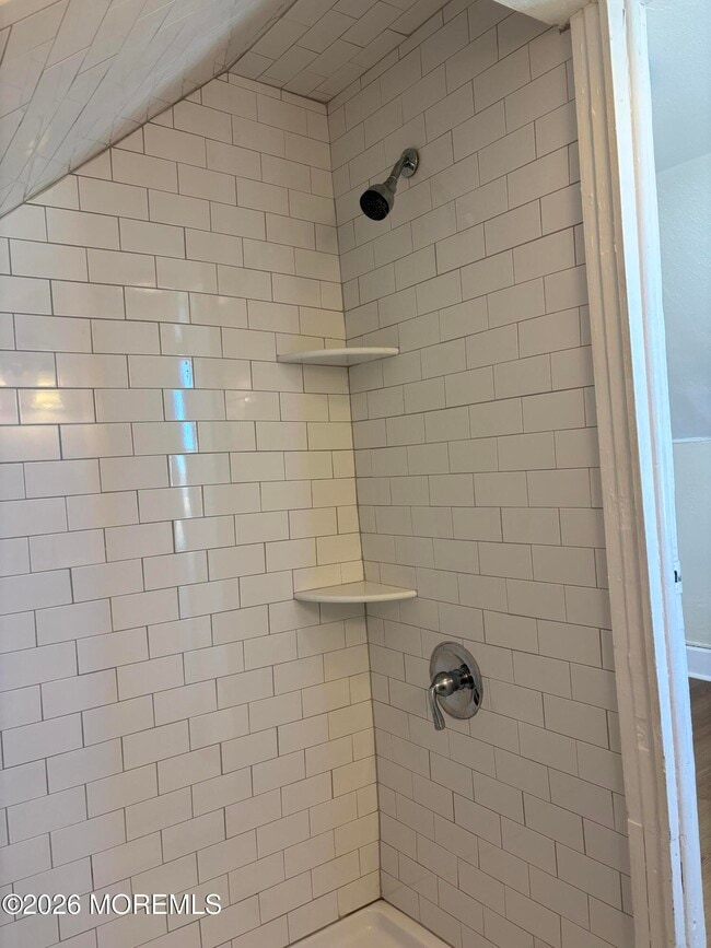 Building Photo - 114 Heck Ave