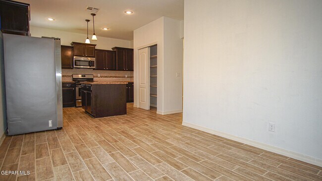 Building Photo - 14613 Sunny Land Ave
