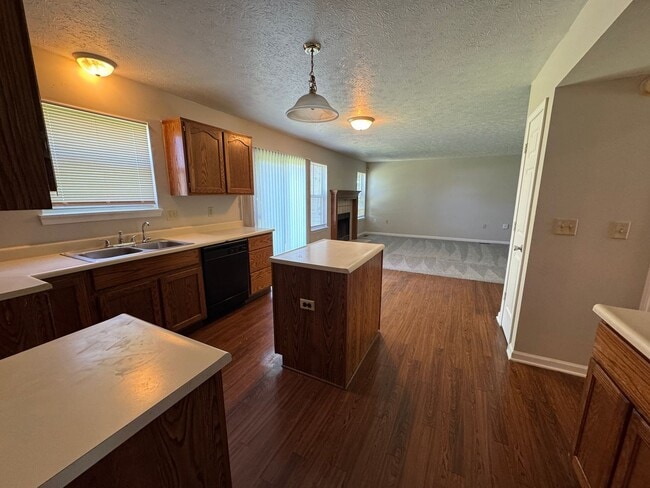 Building Photo - Eagle Creek 3 Bed 2.5 Bath