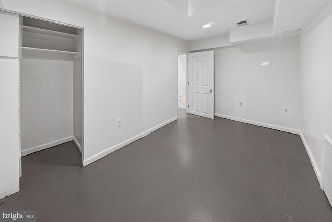 Building Photo - 2890 Balmoral Dr