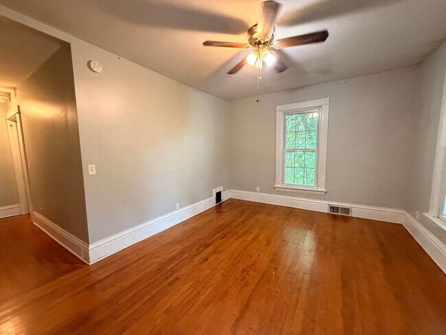 Building Photo - Upper 2 Bedroom Apartment!