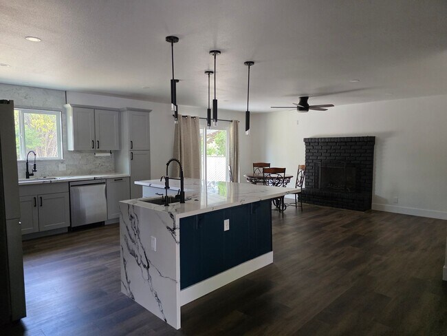 Building Photo - Great Family home in family neighborhood