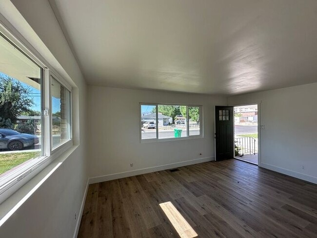Building Photo - 905 E Taylor St