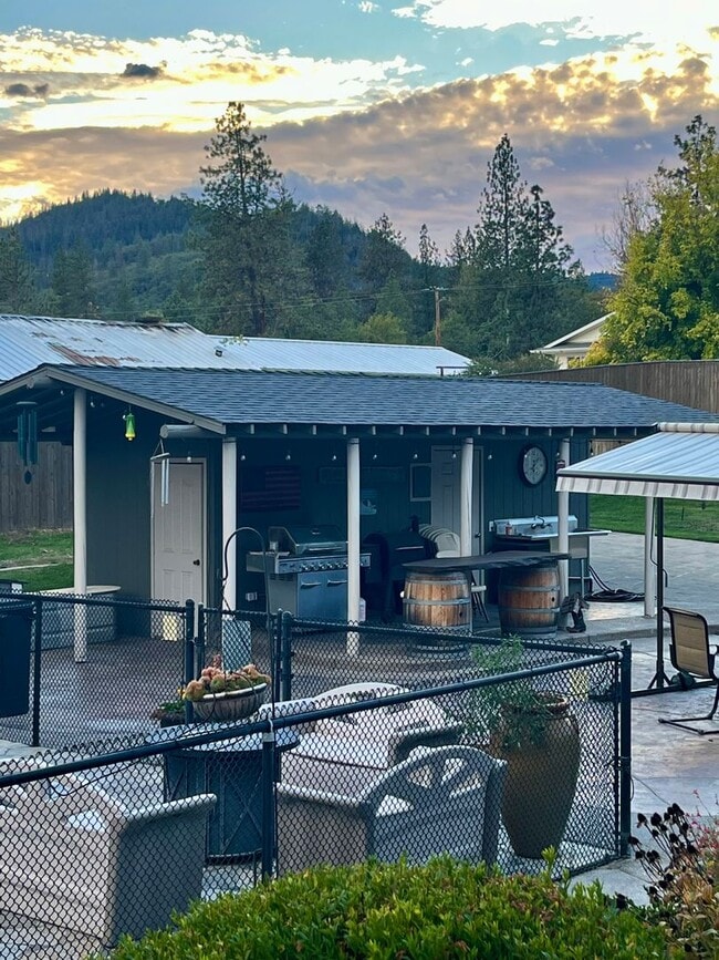 Building Photo - Short Term Rental available, Fully Furnished , 1 Bedroom, 1 Bath in Private Setting