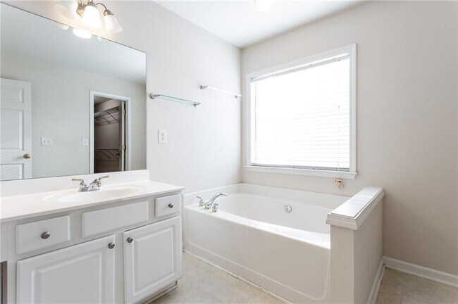 Building Photo - 910 Wendlebury Ct