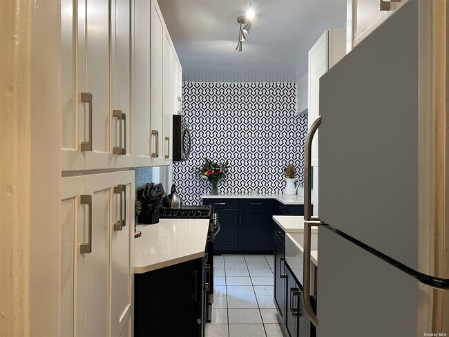 Building Photo - 77-16 Austin St