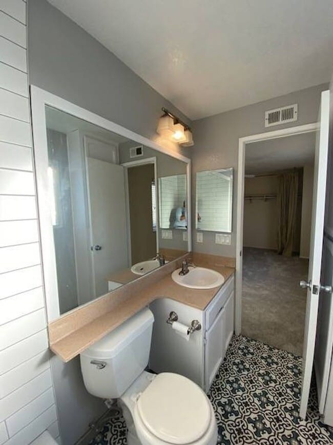 Building Photo - Spacious Townhome in Quiet Community w/ Pool