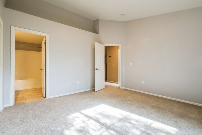 Building Photo - Spacious, Updated 2BR / 2 BA Condo in Gated Community!