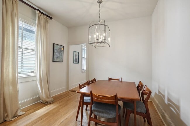 Building Photo - Fabulous Single Fam Uptown Home 3BD/2BA with great yard. AVAILABLE 06/01