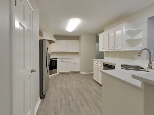 Building Photo - 729 Forest Ln Dr