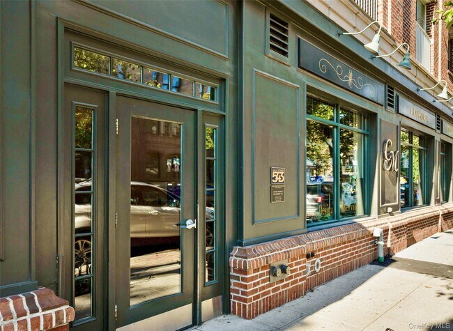 Building Photo - 543 Main St