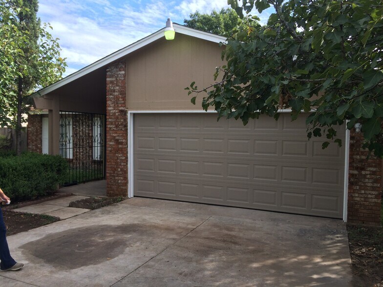 2 car garage - 9214 Cliffvale Street