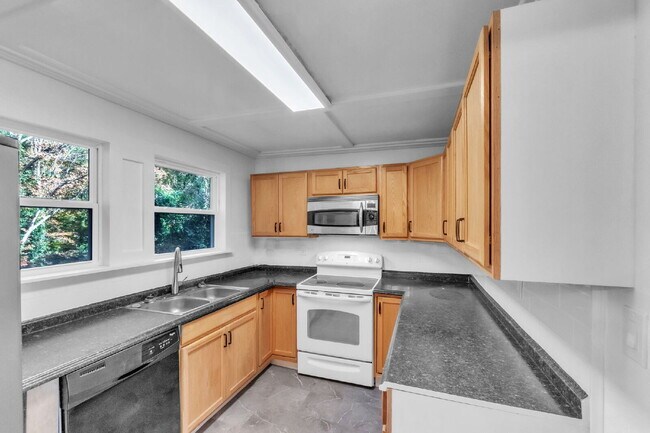 Building Photo - Beautifully Maintained 3BR/1BA Residence Near Downtown Spartanburg