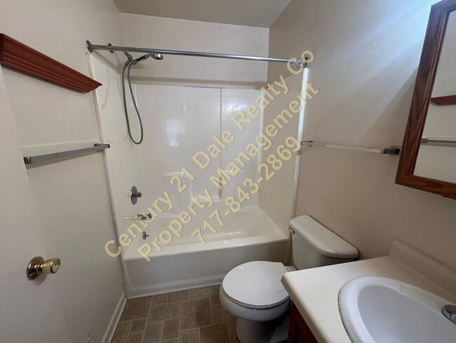 Building Photo - 2 BR 1.5 bath Condo in Central York School District