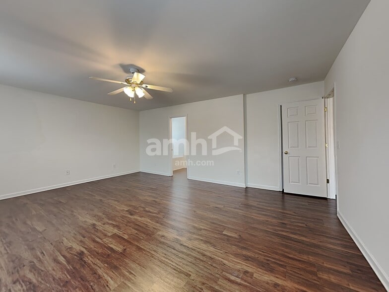 Building Photo - 1843 Longmont Dr