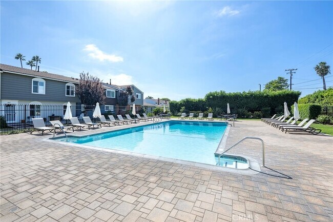Building Photo - 8231 Deerfield Dr