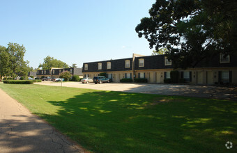 Building Photo - Clinton Commons