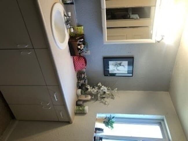 Building Photo - 705 S River St