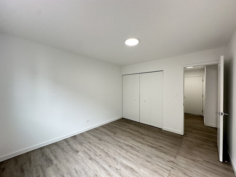 Building Photo - 7621 N Sheridan Rd