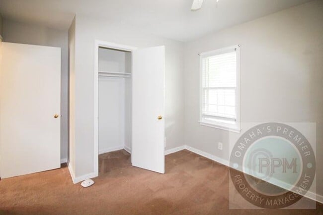 Building Photo - 2 Bed 1 Bath House Located In Council Bluf...