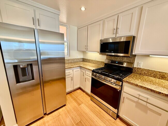 Building Photo - 301 Crescent Ct