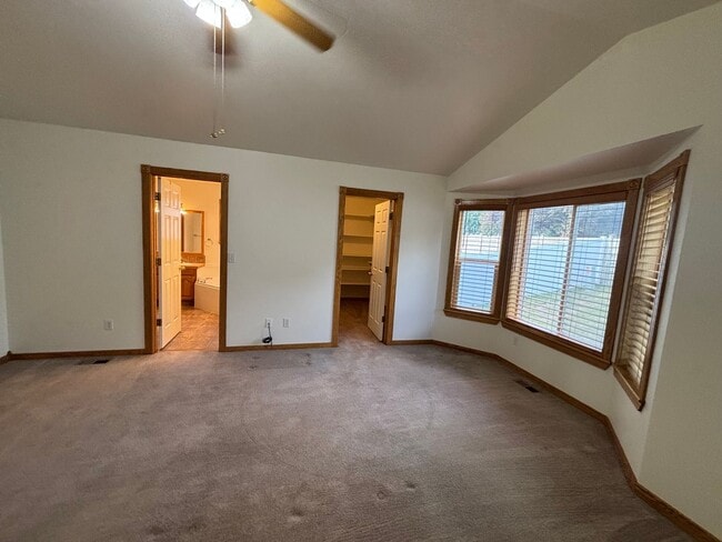 Building Photo - Beautiful 2 Bedroom 2 Bathroom Storage Gal...