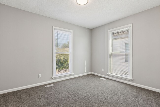 Building Photo - Fully Updated 2 Bedroom Unit!