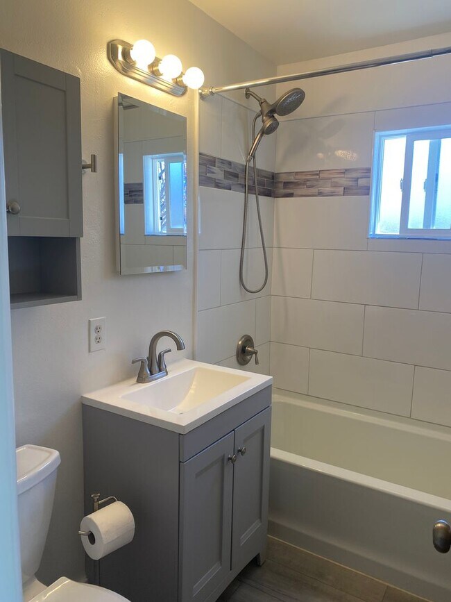 Building Photo - Sweet 4 bd, 2 bath, 2+car garage near MidTown