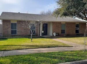 Building Photo - Move-In Ready Dallas Gem — 4 Bedrooms, 2 L...