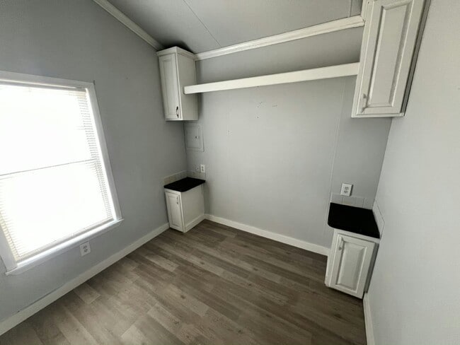 Building Photo - 1117 Chicago Bulls St