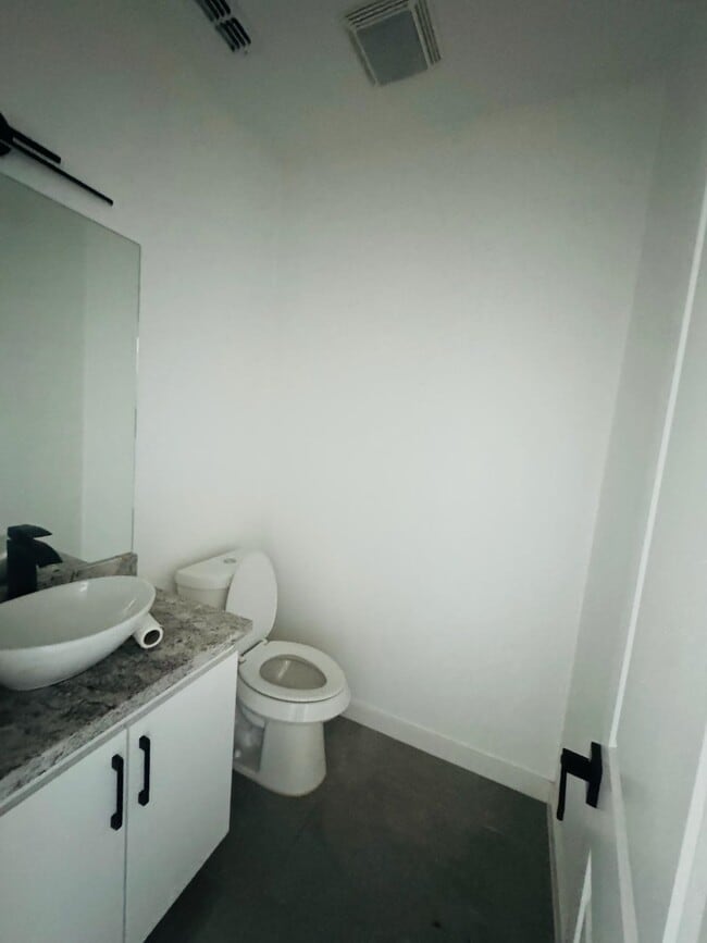 Building Photo - 420 Placido Dr