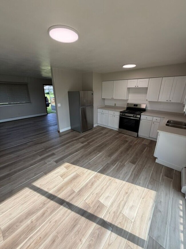 Building Photo - 523 Mishler Rd