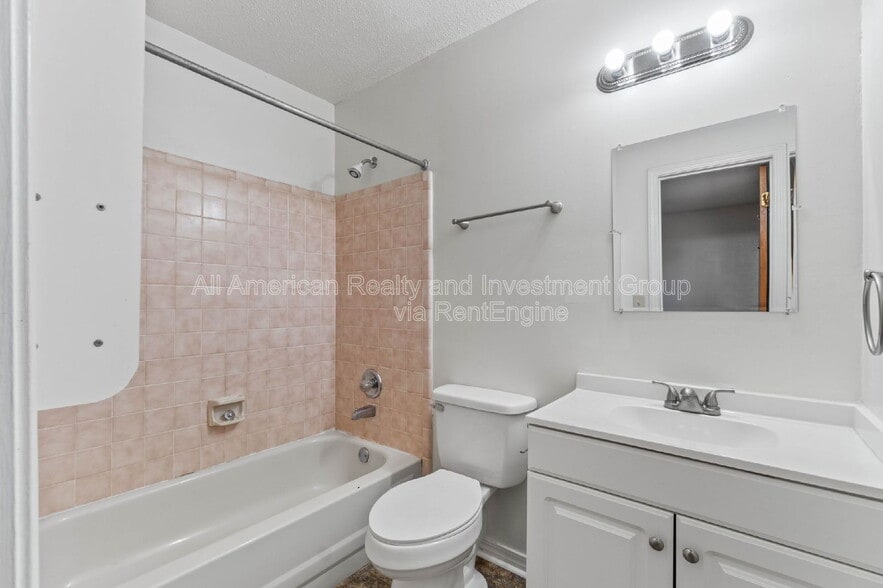 Building Photo - 1925 Estival St