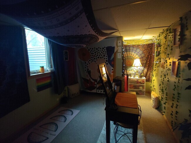 Building Photo - AVAILABLE JUNE - 4 BED 2 BATH