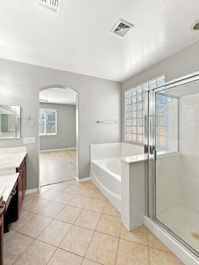 Building Photo - Gilbert 5-Bedroom Home with Pool, Loft & Primary Suite Downstairs – Minutes from Gilbert Regional...