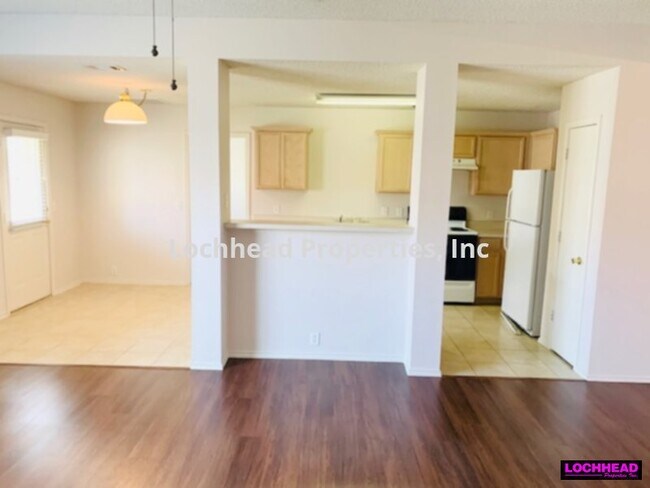 Building Photo - Beautiful home located in the Oakridge Sou...