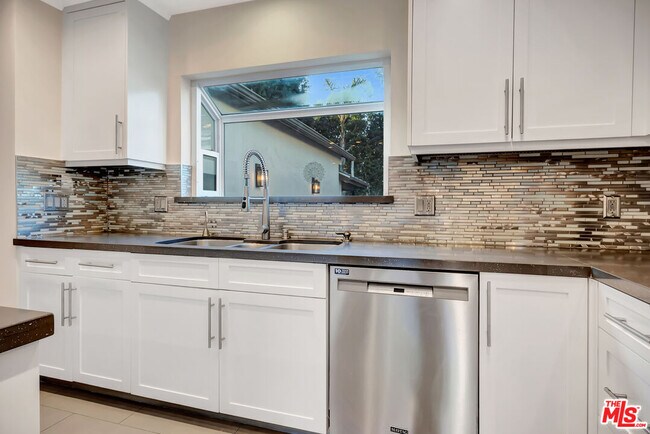 Building Photo - 12512 Hatteras St