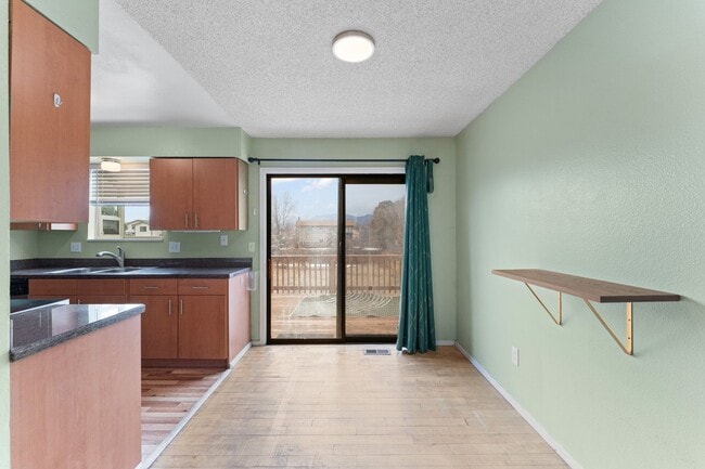 Building Photo - Tri-Level 4 Bed Home Near Ft. Carson