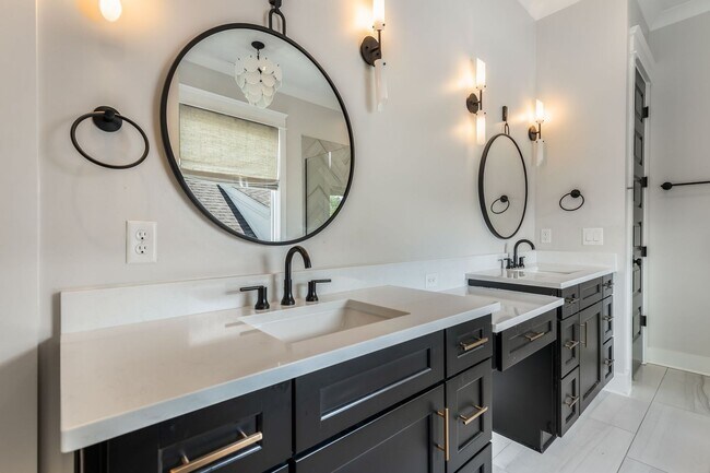 Building Photo - BEAUTIFUL CUSTOM BUILT HOME. 12 SOUTH ACRO...