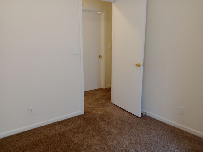 Building Photo - Darling 3 Bedroom Ranch with Fully Fenced ...