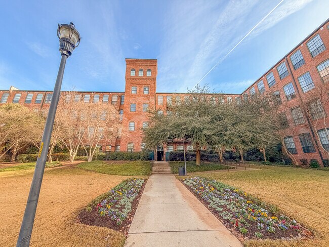 Building Photo - 400 Mills Ave