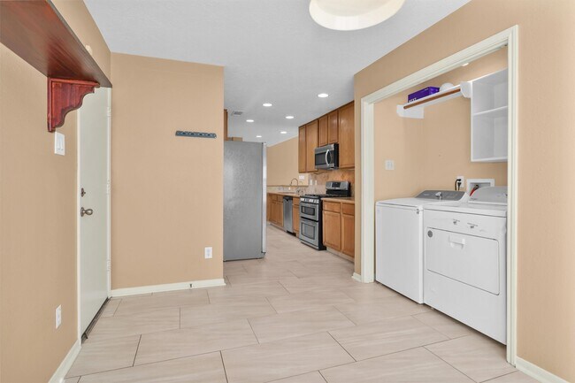 Building Photo - 10822 Oak Acres Dr