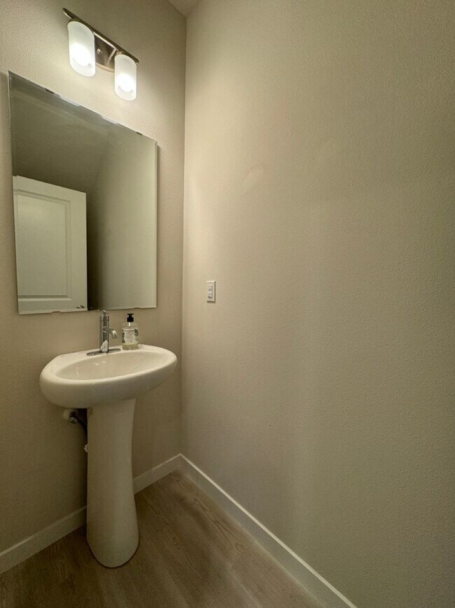 Building Photo - Modern Lynnwood 2BD/2.5BTH Townhome for Lease! Small Pet Friendly!