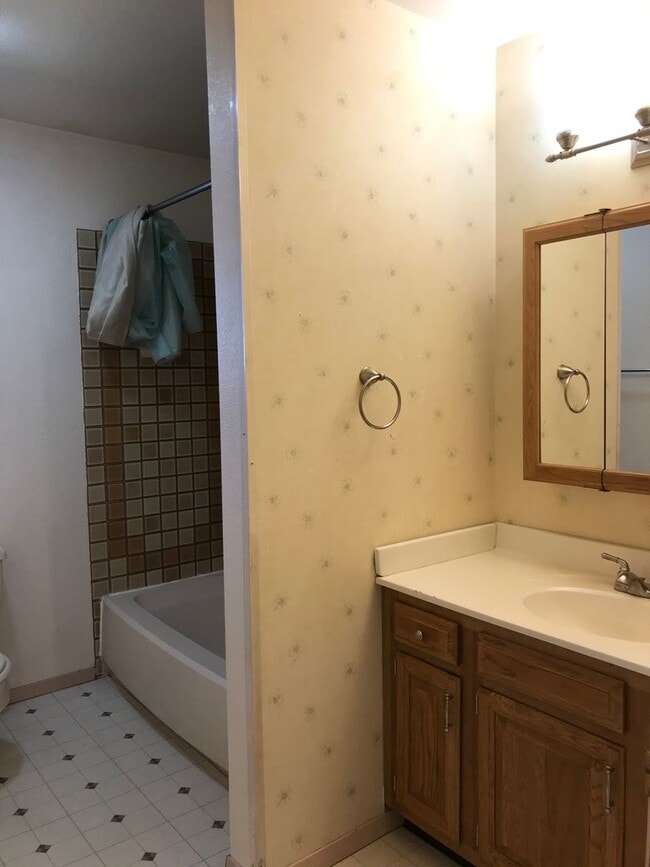 Building Photo - Charming 2-Bedroom Condo Near MSU – Pet Friendly- NEW LOW PRICE