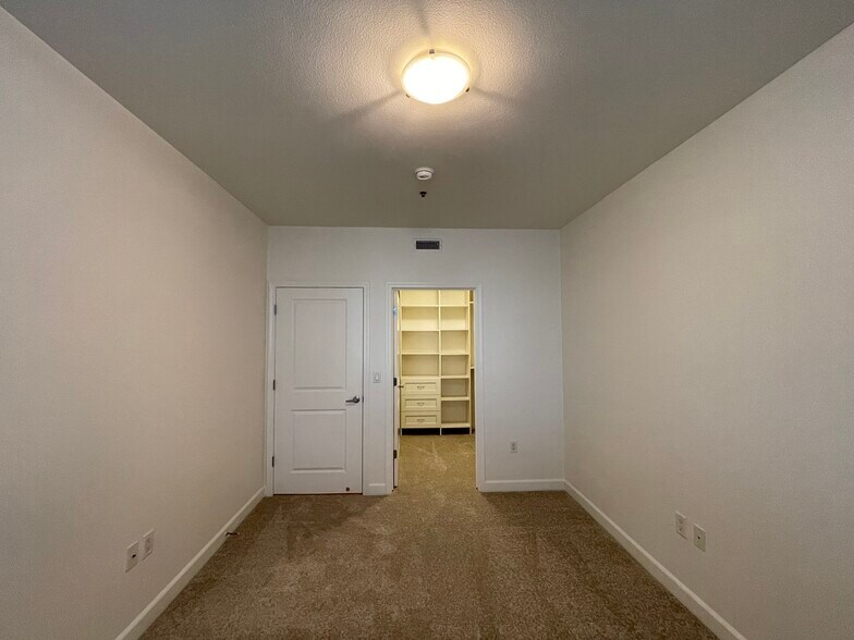 Building Photo - 423 7th St